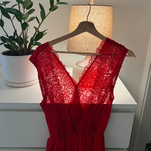 Elegant Red Lace & Chiffon Evening Gown - Picture 5 of 6